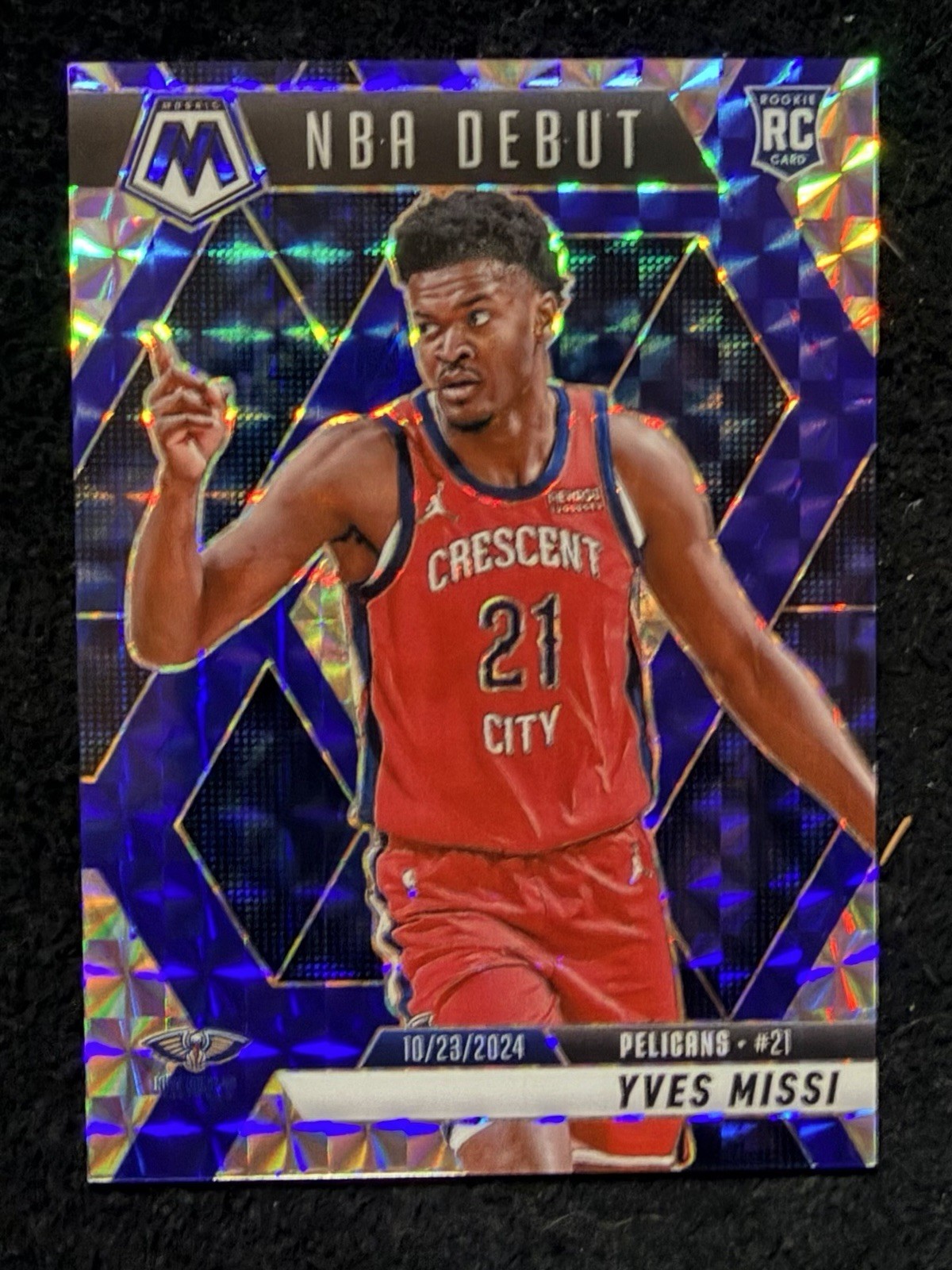 YVES MISSI 2024-25 MOSAIC ROOKIE NBA DEBUT BLUE CHOICE PRIZM RC /45 PELICANS