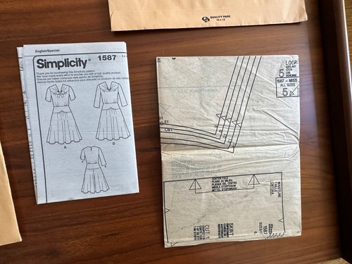 Uncut Simplicity Retro Sewing Patterns 1940s D0577 & 1587 Sizes 6-14 Dress Pants - Picture 7 of 8