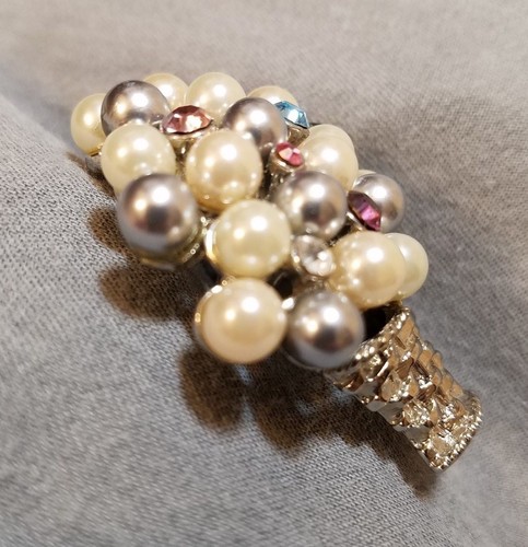 Basket Pin Brooch featuring Faux Pearl and Faux Gem Flower Bouquet - Picture 12 of 12