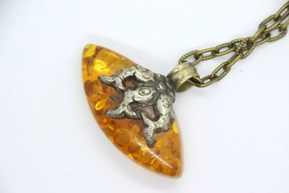 Colar de âmbar tibetano Repousse latão 1 1/2" pingente e corrente de latão antiga 18" - Imagem 4 de 4