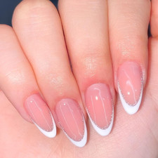 Uñas postizas cortas y redondas con punta francesa en color rosa