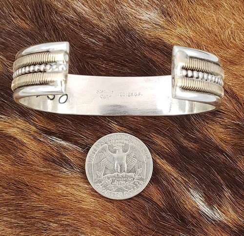 Brazalete Tahe Navajo de plata de ley relleno de oro de 12 quilates alambre trenzado para damas - Imagen 5 de 6