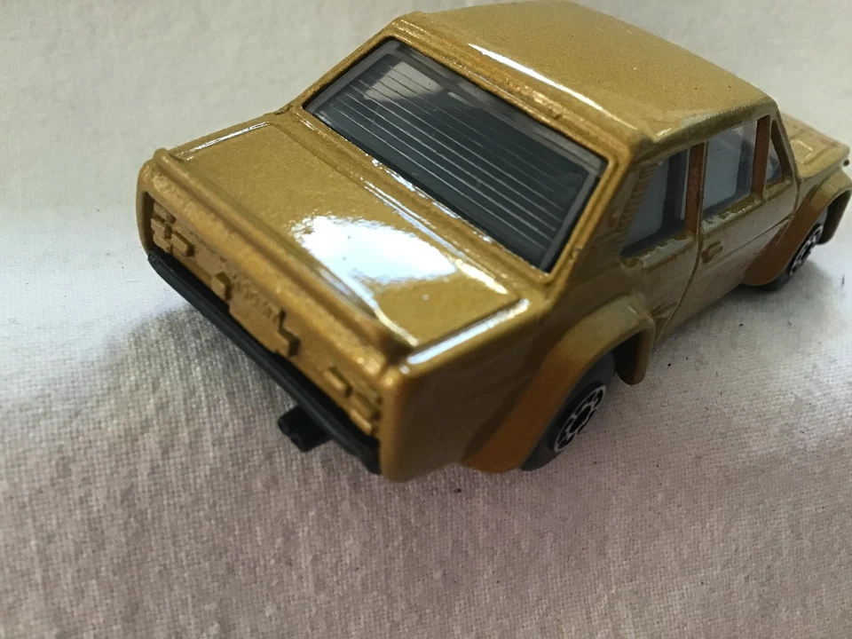 MATCHBOX EDICIÓN BÚLGARA SUPERRÁPIDA FIAT ABARTH GOLD 'HITACHI' Foto 3 de 4