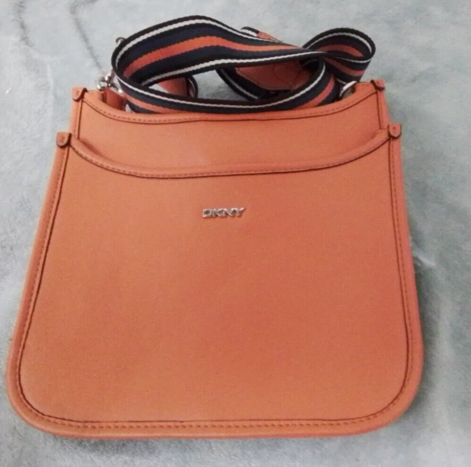 Bolso bandolera/mensajero Brook de cuero naranja/coral DKNY NUEVO SIN ETIQUETAS (al por menor $178) Foto 2 de 4
