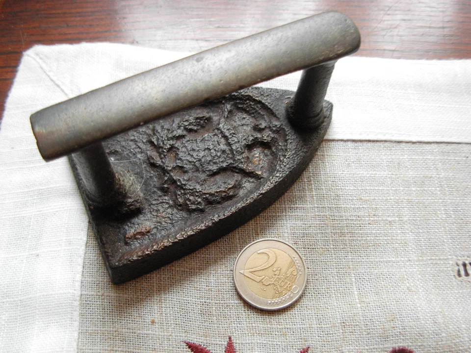 PETIT FER A REPASSER ANCIEN DENTELLIÈRE 19 ème siè PLATINE FONTE  ÉCUSSON ROYALE - Photo 1/1