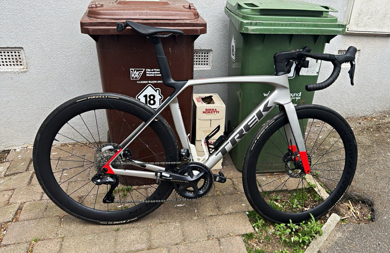 Trek Madone Gen 8 SL7 with ultegra power crank and upgraded carbon Aeolus saddle