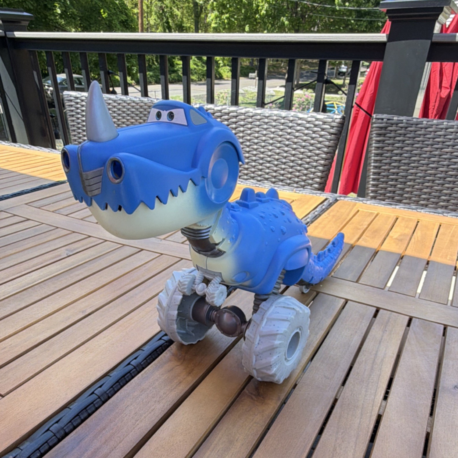 S Roll & Chomp Dino Hhw71 On The Road Dinosaur Truck Toy
