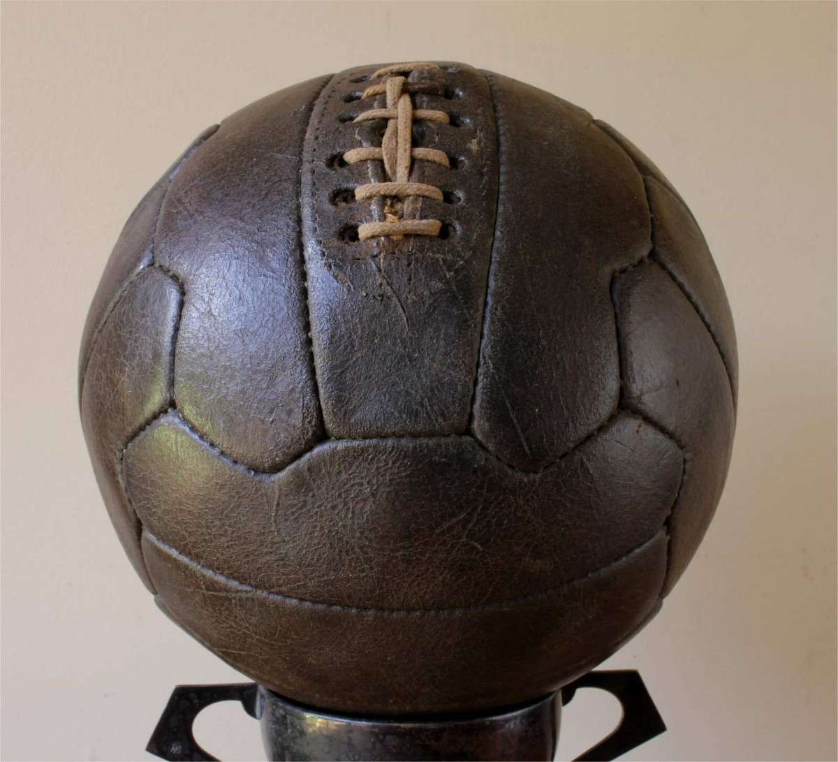 England Football　アンティーク Vintage Leather Football. Old Laced 18 Zig Zag Panel Soccer Ball
