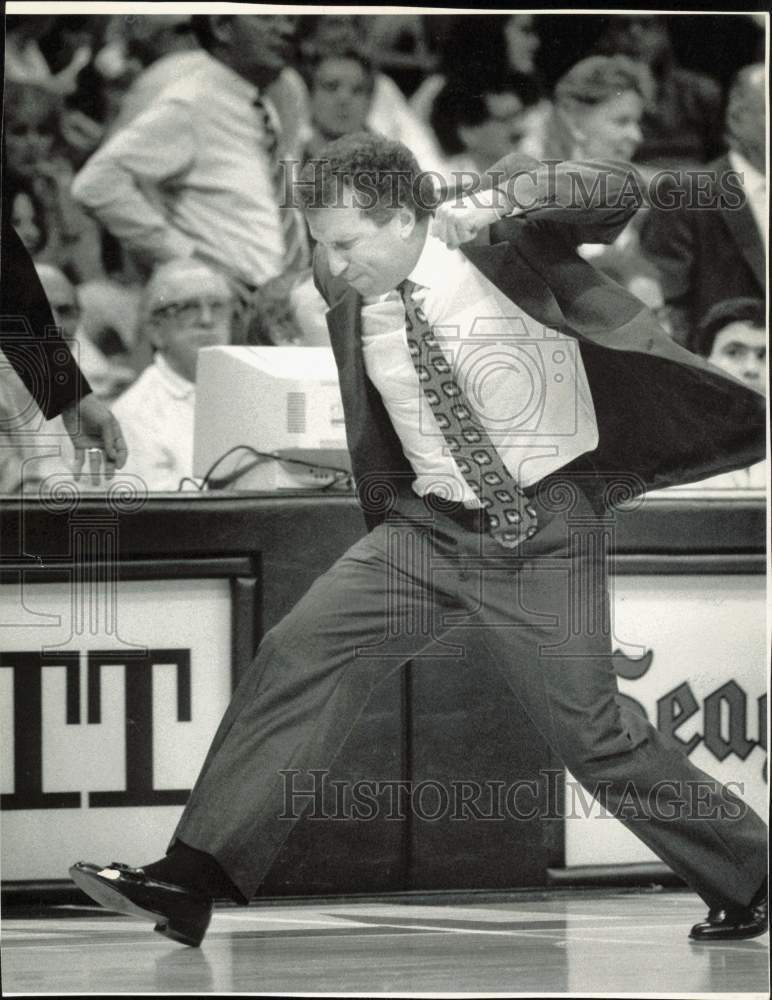 1990 Press Photo Coach Ron Rothstein gestures during basketball game - lrb04412