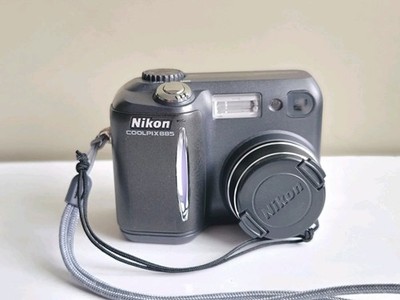 Nikon Coolpix 885 3.2MP Vintage Digital Camera Black Bundle CIB W/ Original Box