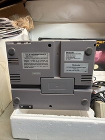 Consola dom&eacute;stica Nintendo NES Action Set - blanca/gris con caja NES-001