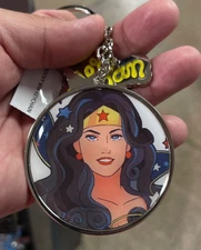 SIX FLAGS KEYCHAIN WONDER WOMAN / STAR LABORATORIES / WAYNE INDUSTRIES NEW