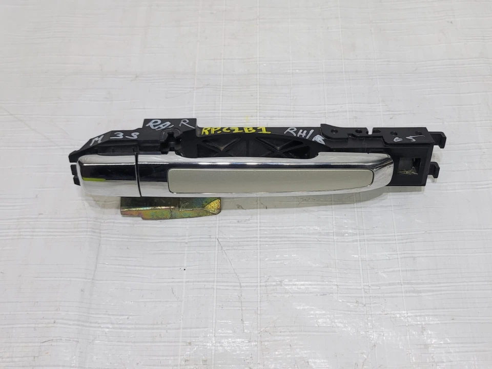 Manija de puerta exterior pasajero derecho Infiniti M35 2006-2010 OEM 80610-EG010 Foto 3 de 4