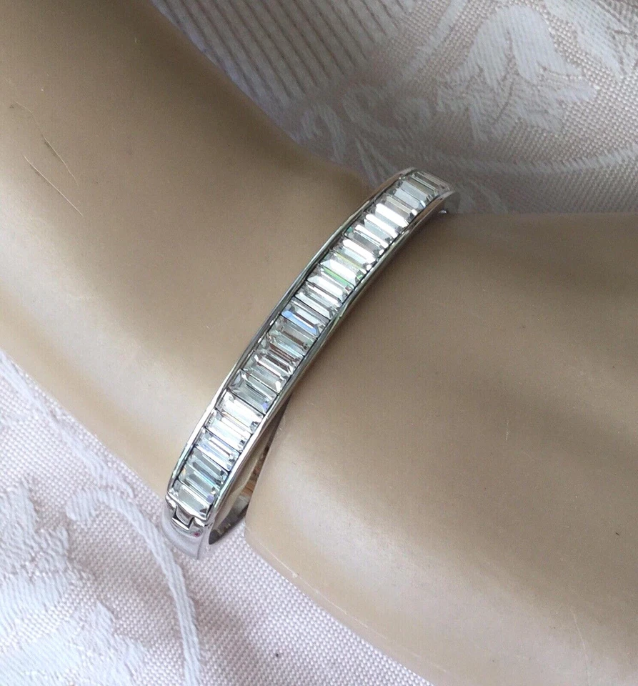 Brazalete con bisagras vintage de oro blanco con zafiros joyería decorativa antigua  Foto 2 de 4