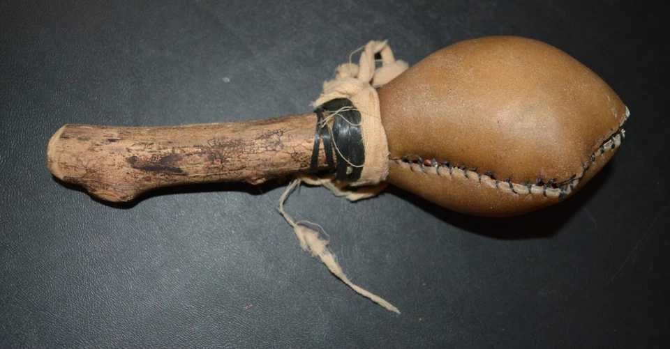 Antiguo agitador tribal chamánico de cuero crudo tallado a mano Maracas de cuero de caballo Foto 2 de 4