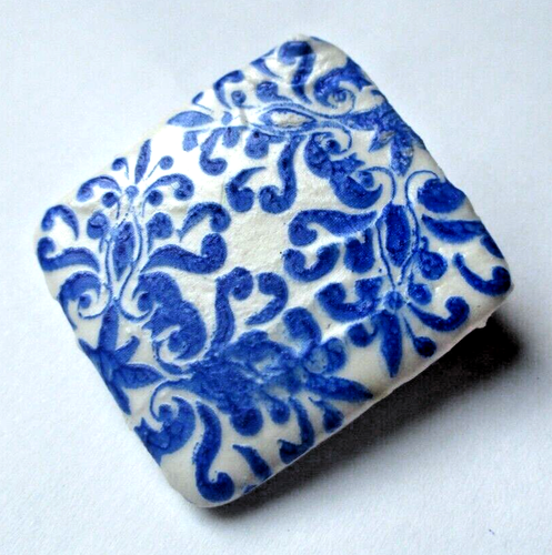 Broche unique en résine - France