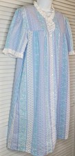 70s/80s Miss Elaine At Home Floral Seersucker Snap Robe Pockets Eyelet Trim LG