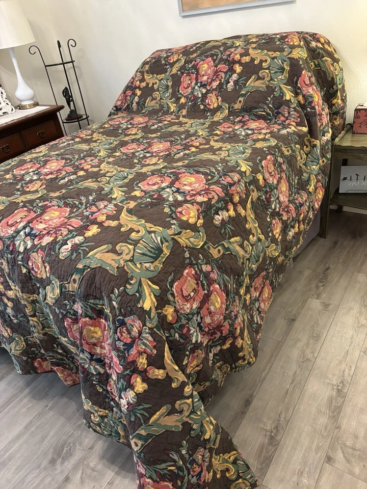 Edredón King Reversible Floral Emilla Marrón Pine Cone Hill +2 Fundas Euro Precio de venta sugerido por el fabricante $555 Foto 2 de 4