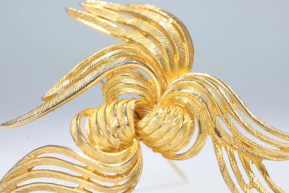 Broche grande cinta en bucle abstracto tono dorado Foto 4 de 4