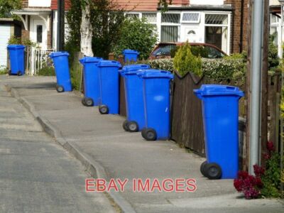 FOTO BLAUE MÜLLEIMER TAG IN HEDON DIE BLAUEN MÜLLEIMER (ALTPAPIERDOSEN UND PLASTIKFLASCHEN