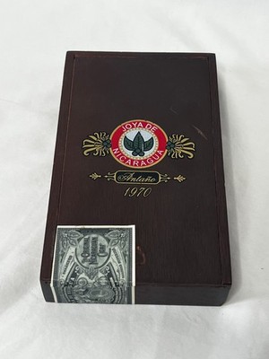 Vintage Joya De Nicaragua Antaño 1970 Wooden Cigar Box (7.5in x 4.5in x 2.25in)
