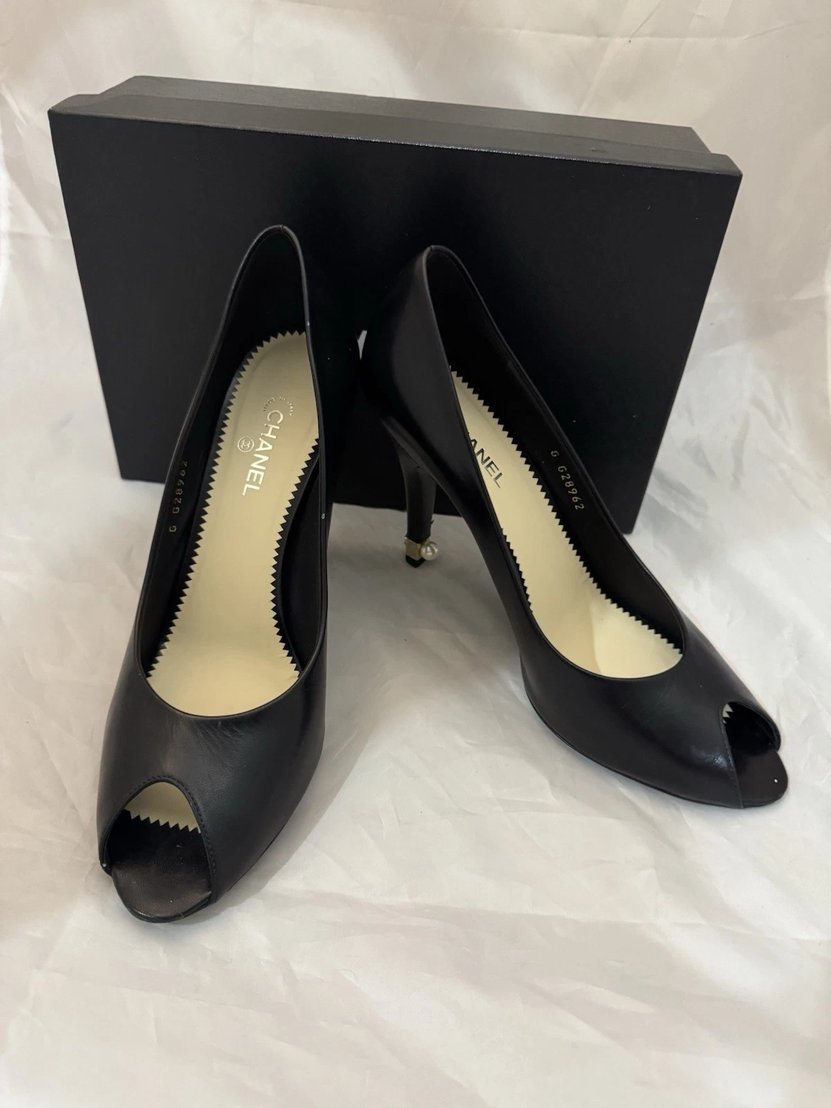 Scarpe décolleté Chanel Peep Toe CC in pelle con abbellimento perla e oro misura 40 750€