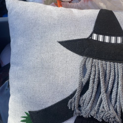 Isaac Mizrahi Curious Halloween Black Witch w/ Broom Throw Pillow 20X20 - 第 2/8 張圖片