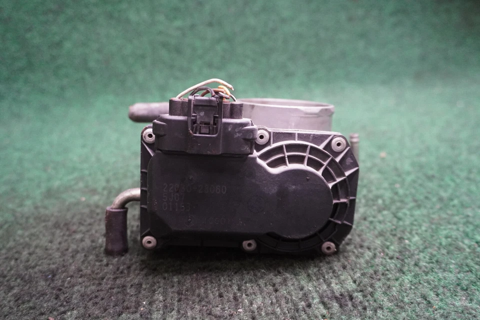 2006 TOYOTA HIGHLANDER 2.4L CORPO DO ACELERADOR FABRICANTE DE EQUIPAMENTO ORIGINAL 2203028060 - Imagem 3 de 4