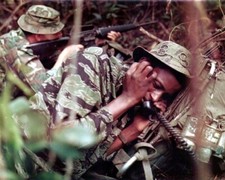 US Soldiers during combat 8x10 Vietnam War Photo 379