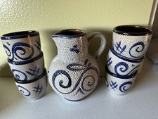 Schöner Steingutkrug mit 6 Bechern, grau-blau