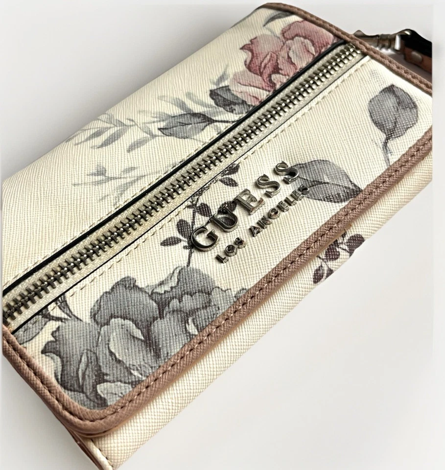 Cartera Guess Los Angeles roja con estampado de mármol muñeca primavera Foto 2 de 4