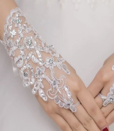 Elegant Lace Bridal Gloves - One Size - Picture 5 of 5