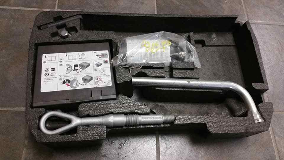 AUDI R8 EMERGENCY INFLATOR AND JACK HANDLE KIT FRONT TRUNK GEN1 420 864