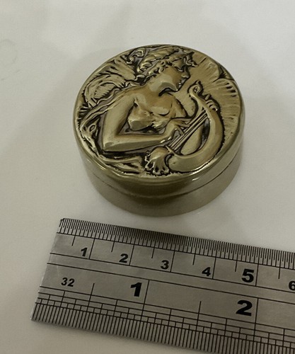 Vintage EPNS Silver Plated Round Pill Patch Box Erato Goddess Muse Playing Lyre - Picture 11 of 12