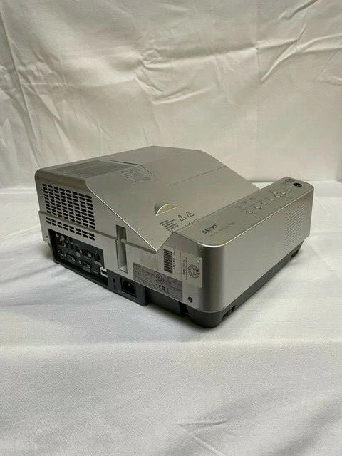 SANYO PDG-DWL2500 DLP Projektor gebraucht Nahdistanz - Bild 3 von 4