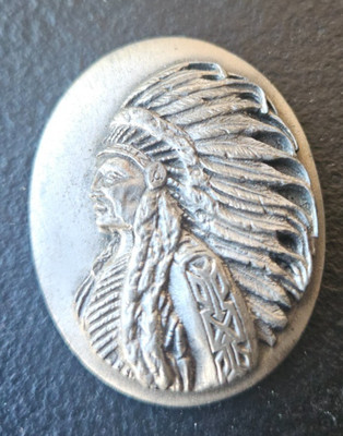 NATIVE AMERICAN CHIEF, DETAILED IMAGE ON PEWTER. 1987 SISKIYOU BOLO TIE PLAQUE