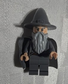 LEGO Gandalf The Grey Minifigure lor001 Lord Of The Rings LOTR Hobbit 9469 Cape