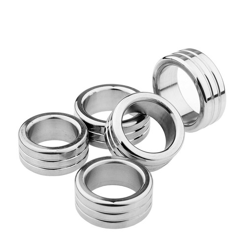 Un Twink Avec Un Ballstretcher En M&eacute;tal Fait Jouir Une Grosse Bite