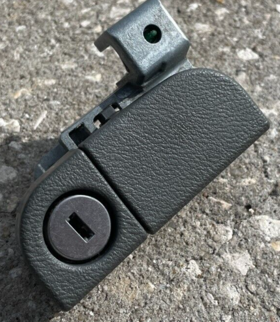 20052010 HONDA ODYSSEY GLOVE BOX LATCH HANDLE LOCK GRAY 100's SOLD