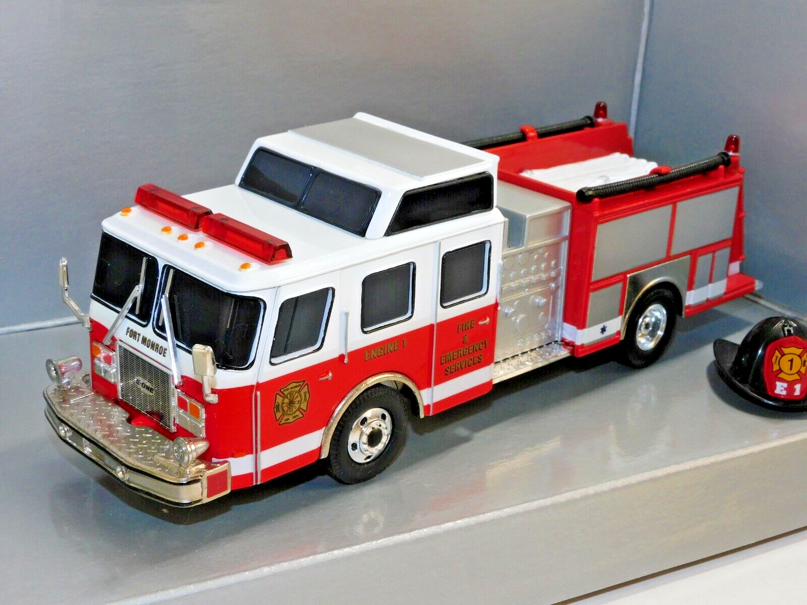 CORGI E-ONE SIDE MOUNT FIRE ENGINE FORT MONROE 1/50 54702