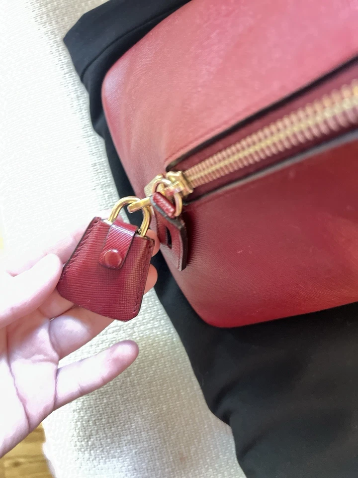 Bolso con asa Saffiano rojo borgoña Prada Foto 3 de 4