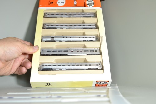 JUEGO DE 5 VAGONES PASAJEROS ESCALA N 95031 CON COR ATSF SF SANTA FE | Zustand: Used