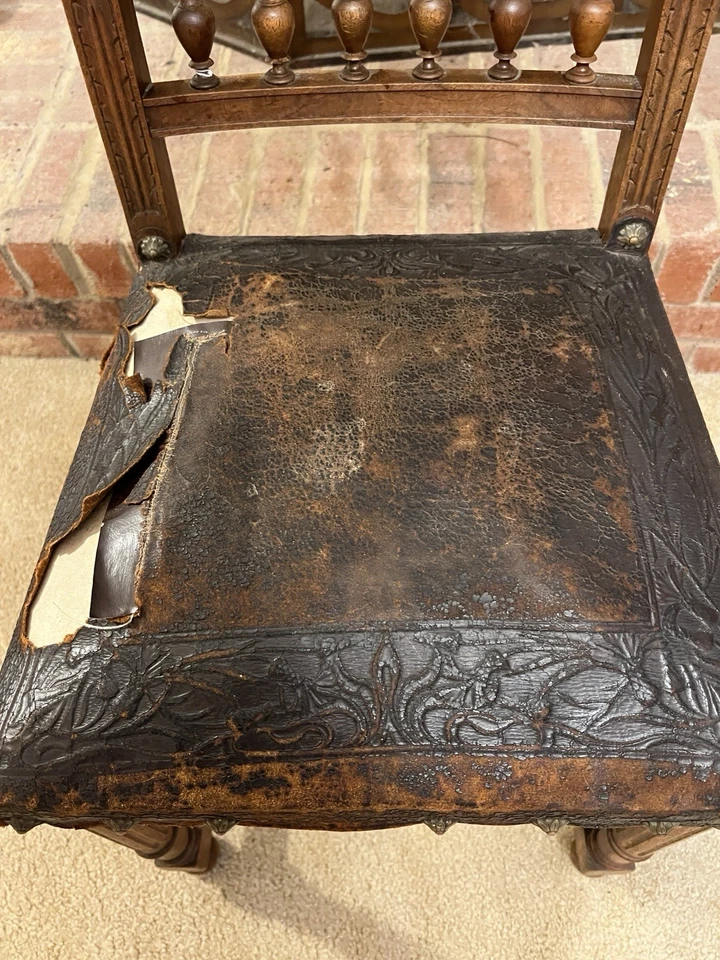 Silla de cuero en relieve renacimiento español cabezas de uñas decorativas madera oscura vintage Foto 4 de 4