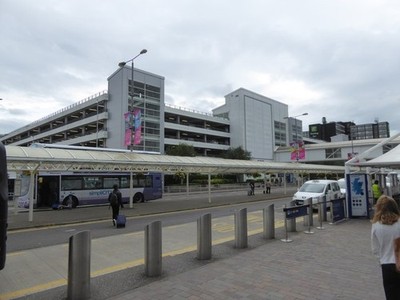 Foto 6x4 Parkhaus und Bushaltestellen, Flughafen Glasgow Renfrew S c2017