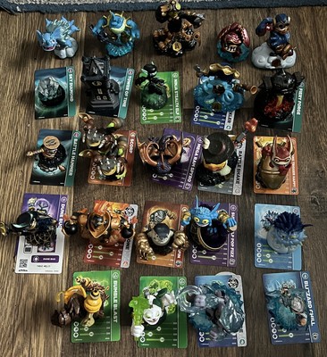 Skylanders Swap Force 25 Figurines 19cards with 2 Carrying Cases and door hanger