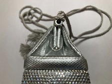 Preços baixos em Embreagem de Prata Judith Leiber Bolsas e Sacolas