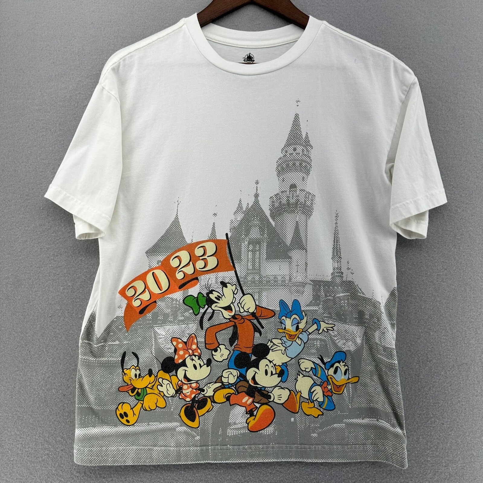 2023 Disney Castle Mickey Mouse Characters Graphic Tee M Disneyland Theme Park