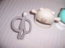 Nuby Mordedor Calmante De Plátano Y Maíz (Pack De 2) – Silicona Suave Para Bebés De 3+ Meses, Alivia Encías Doloridas Y Fomenta La Higiene Dental