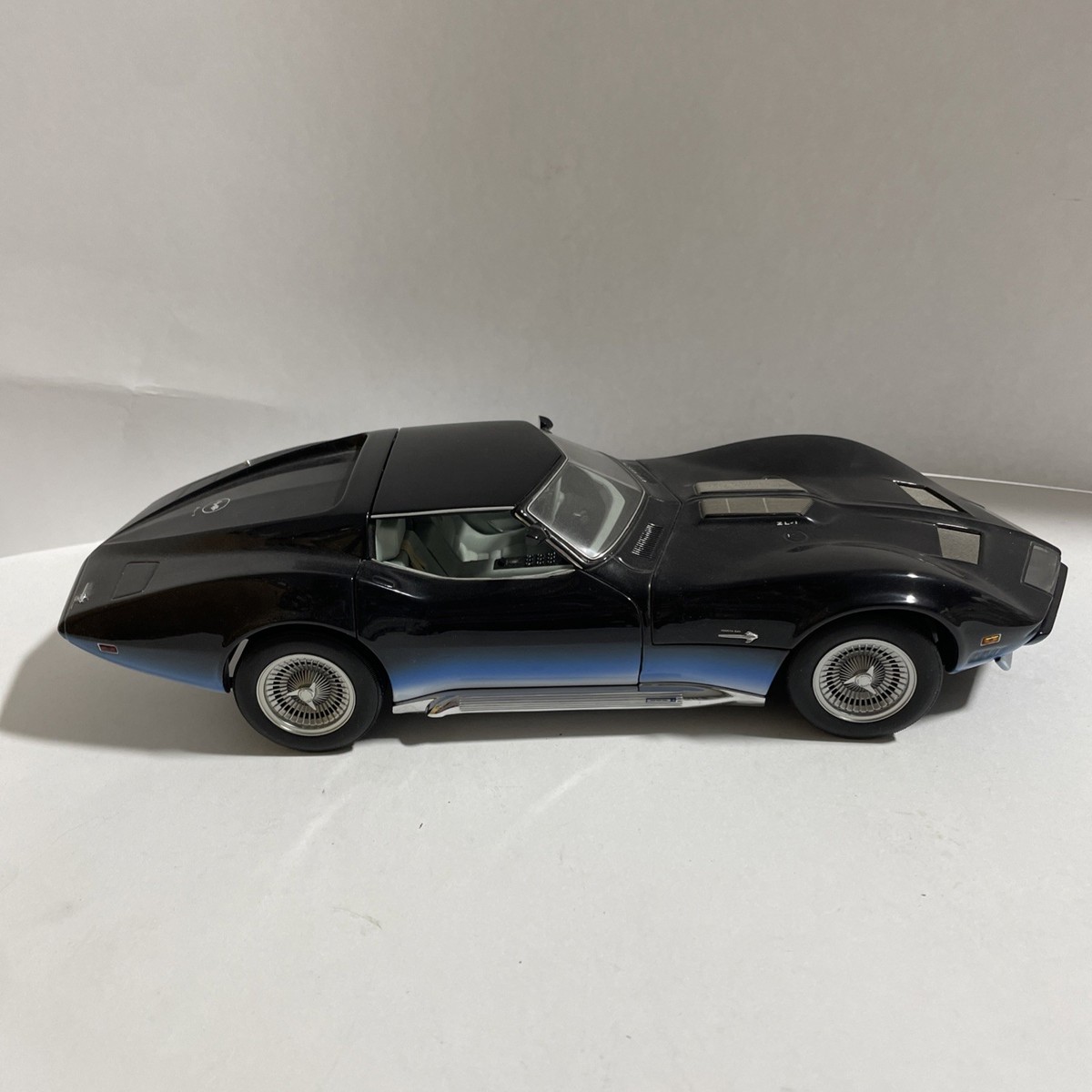 AUTOArt Millennium 1968 GM Chevrolet Corvette Manta Ray 1:18 | eBay