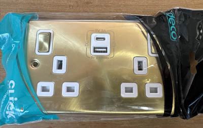 Click Deco Victorian Satin Brass, White Insert, 2G 13A DP Sw Socket + A&C USB